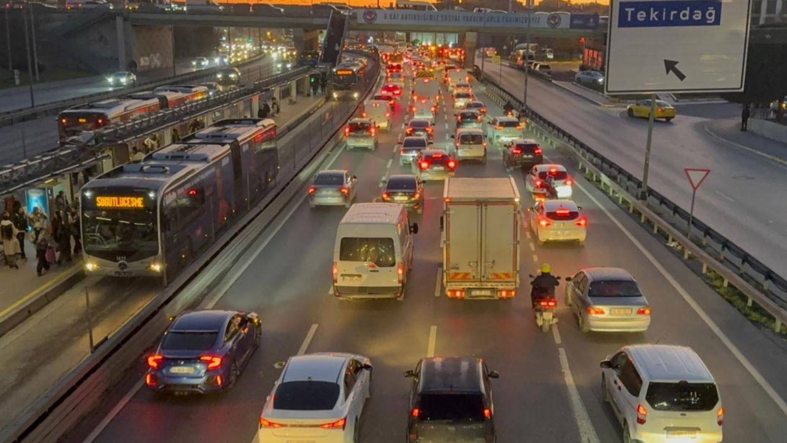 İstanbul'da trafik yoğunluğu yüzde 74'e çıktı