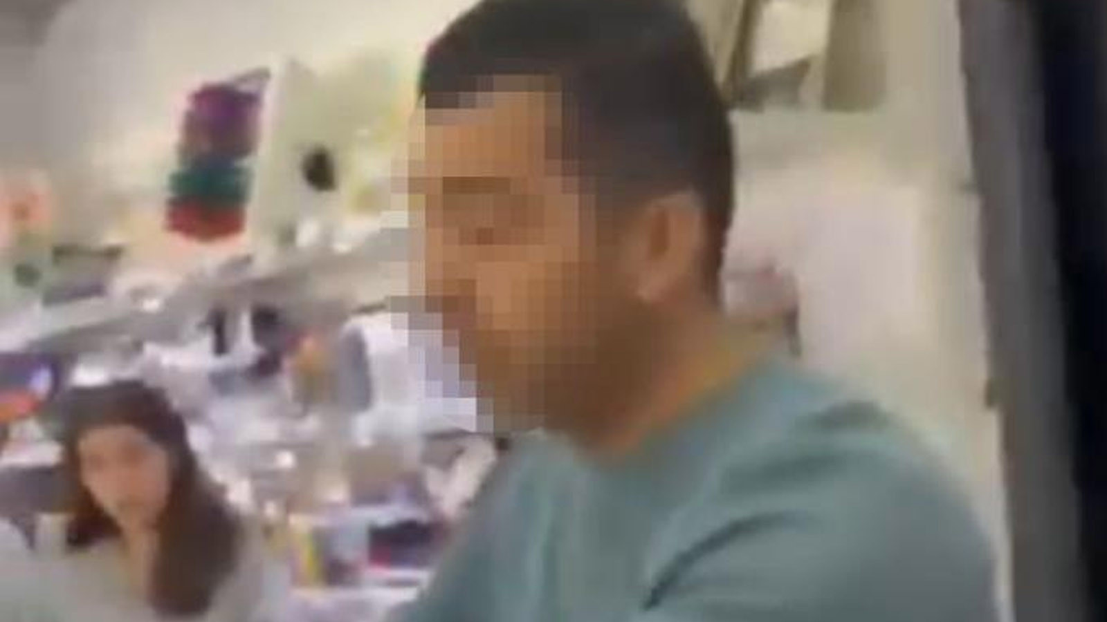 Kırtasiyede üniversite öğrencilerine taciz: Fotoğraflarını çekerken yakalandı