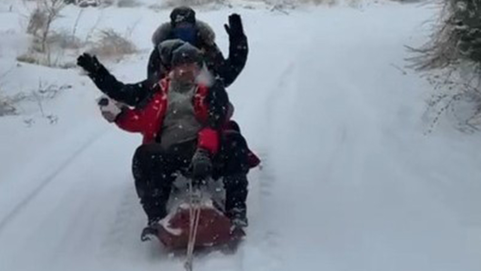 Malatya'da bir ilginç yolculuk örneği: Traktörün arkasına bağladılar ve...