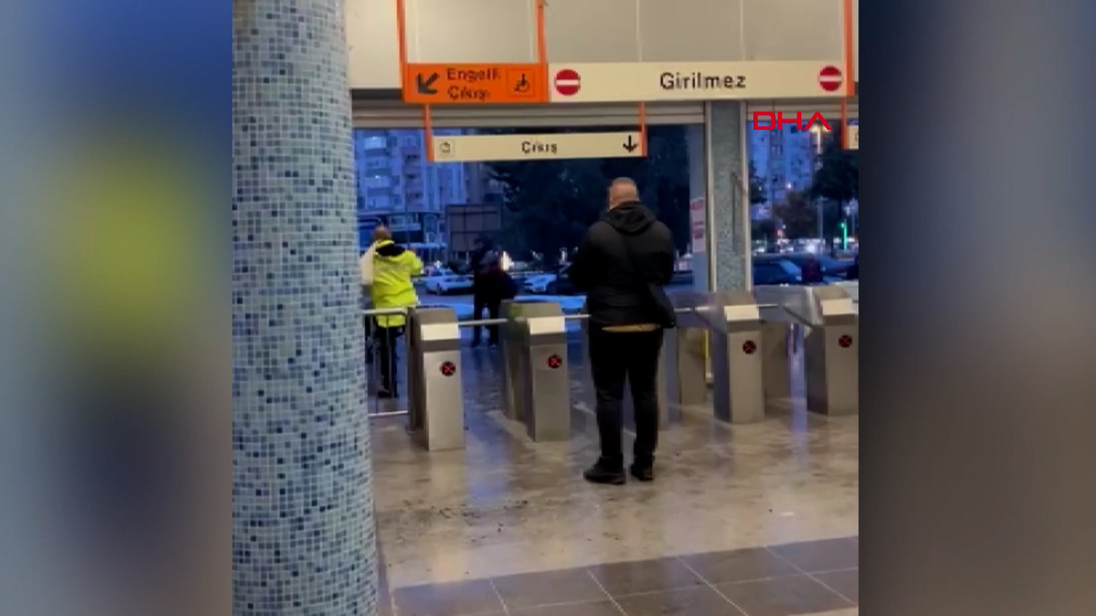 Metroda güvenlik görevlileri ve vatandaşlara taşlı saldırı! O anlar kamerada