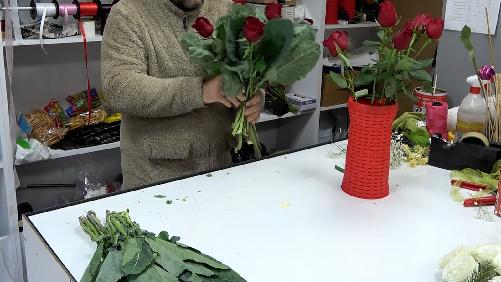 Ordulu çiçekçiden ilginç gül buketi, "Herkes kokina buketi yapar biz karalahana"