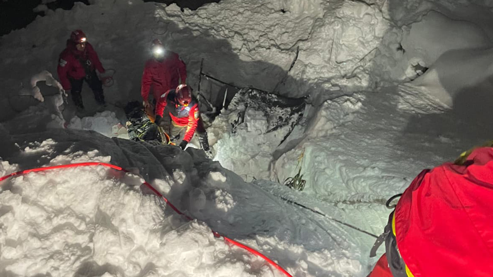 Kar yağışı kazaya yol açtı: Dereye yuvarlanan cipteki 2 kişi öldü