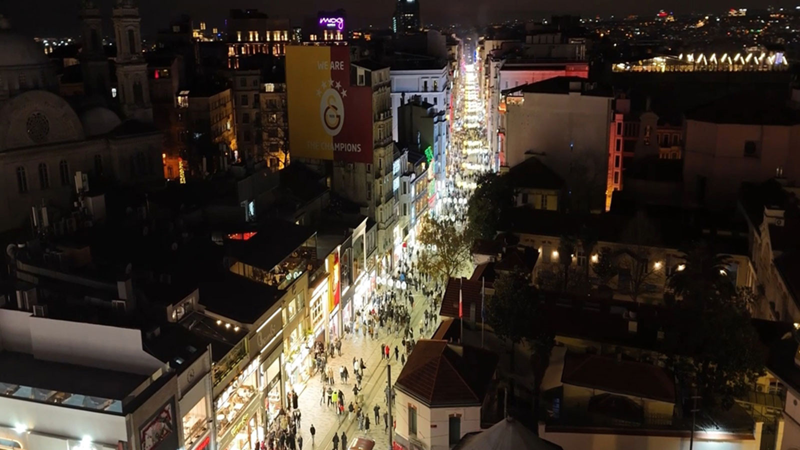 Taksim Meydanı'nda yılbaşı yoğunluğu: 10 bin kamerayla anlık denetleniyor