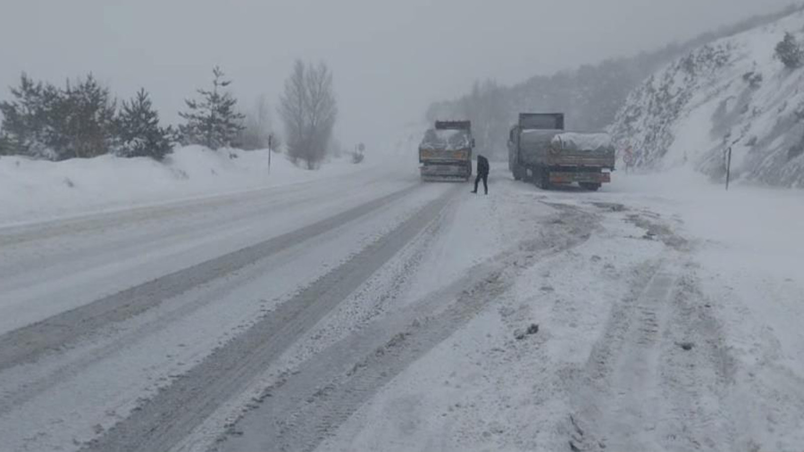Tokat-Sivas yolunda ulaşıma kar engeli