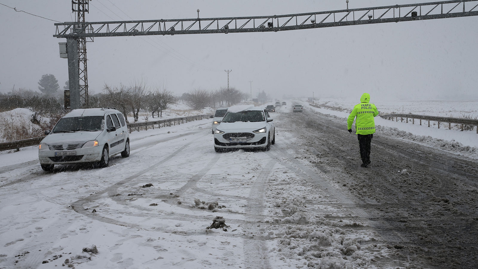 Vali duyurdu: Şanlıurfa-Diyarbakır ve Şanlıurfa-Mardin karayolu ağır vasıtalara kapatıldı
