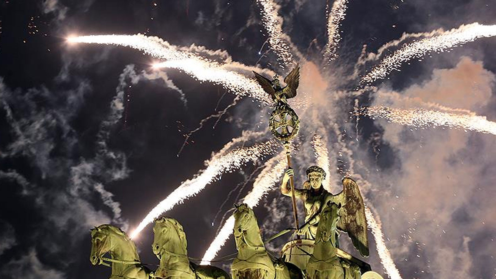 Almanya'da yılbaşı kutlaması sırasında havai fişeğin patlaması sonucu 2 kişi öldü