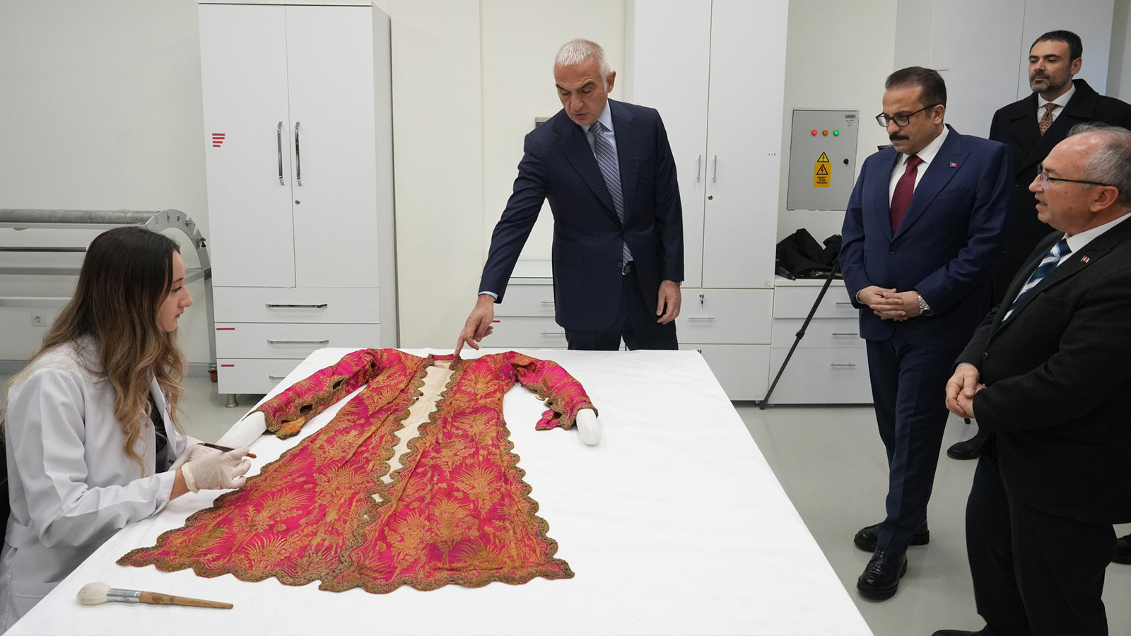 Bakan Ersoy'dan Konservasyon Laboratuvarı'na ziyaret