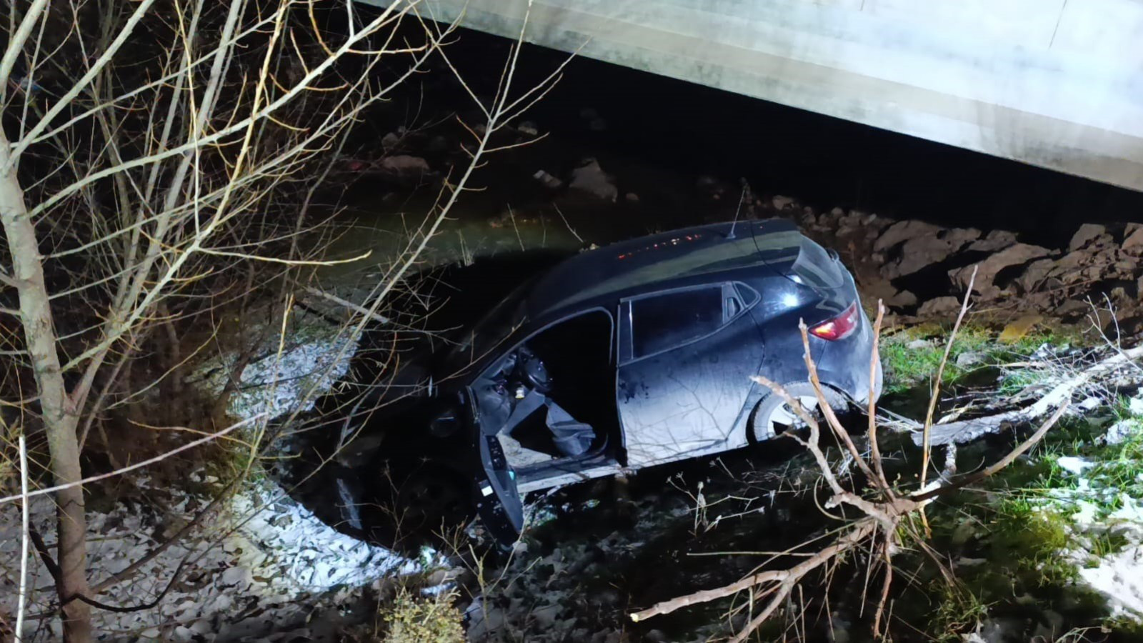 Bursa'da otomobil dereye uçtu: Sürücü yaralandı