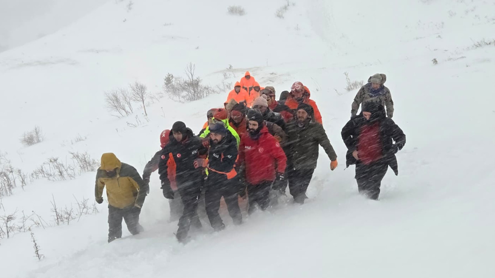 Çığ altında kalan çobandan acı haber