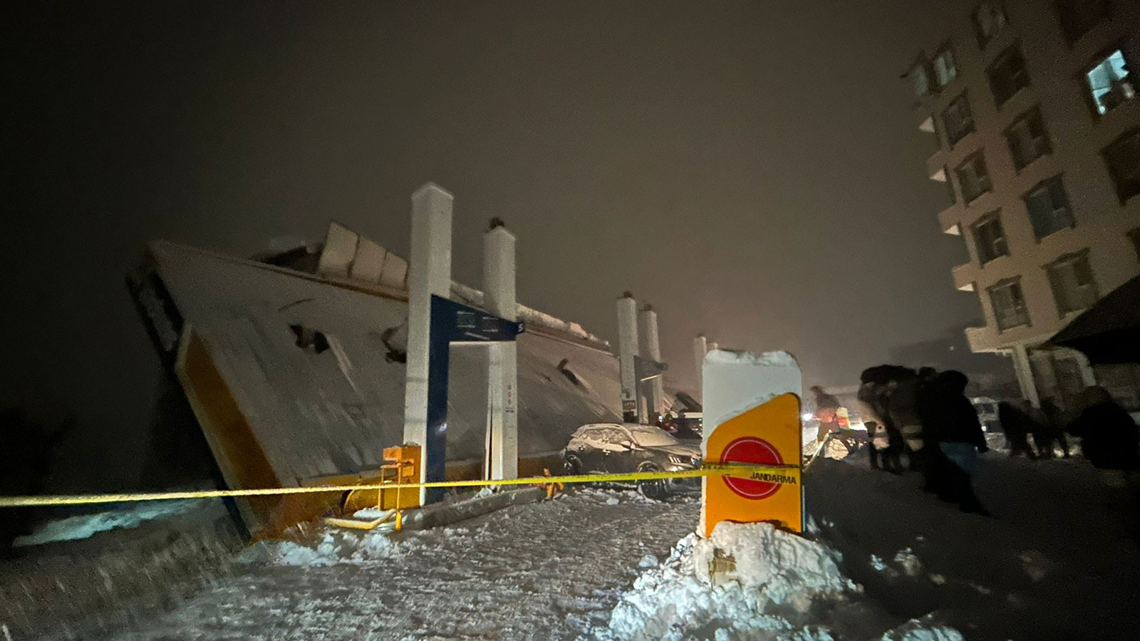 Hakkari'de akaryakıt istasyonunda korku dolu anlar! Çatının çökmesi sonucu 8 kişi yaralandı