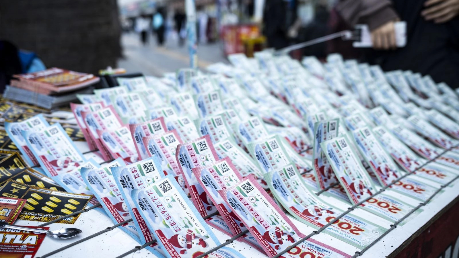 Herkes piyangoyu kazananı merak ediyor! Bileti satan bayi konuştu