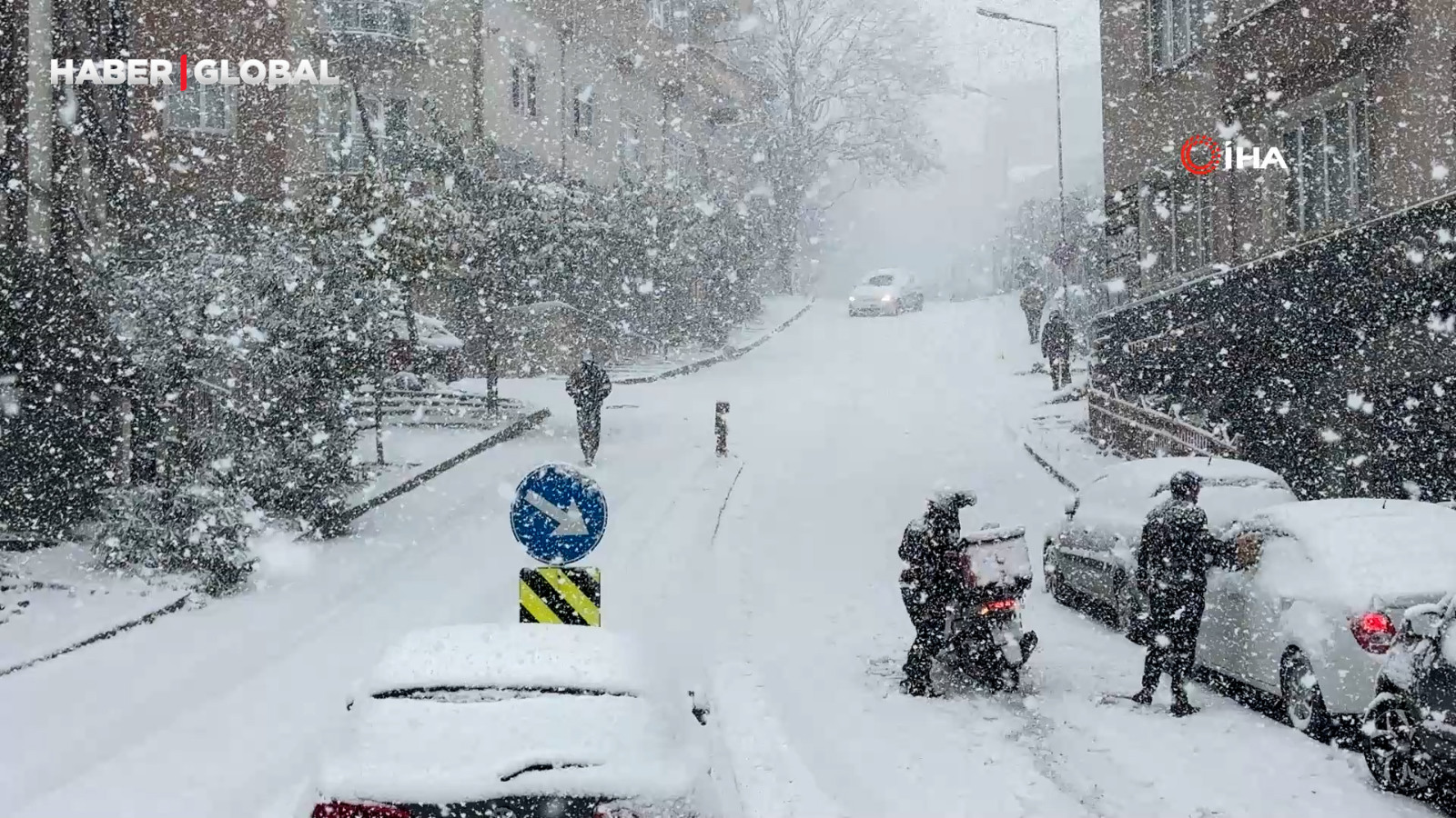 İstanbul'da kar yağışı artırdı, araçlar güçlükle ilerledi