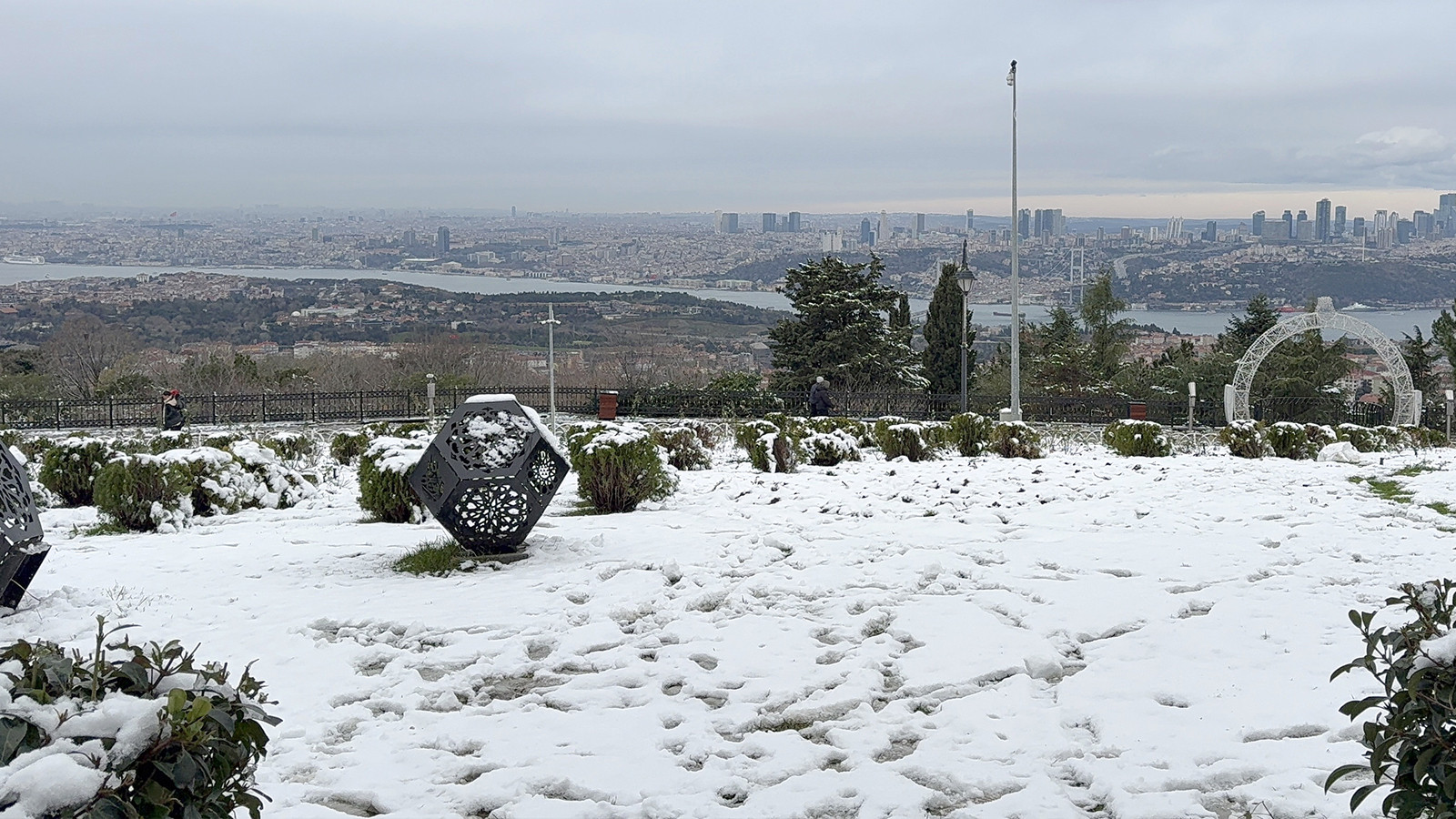 İstanbul'da kar yeniden başladı: Yüksekler beyaza büründü