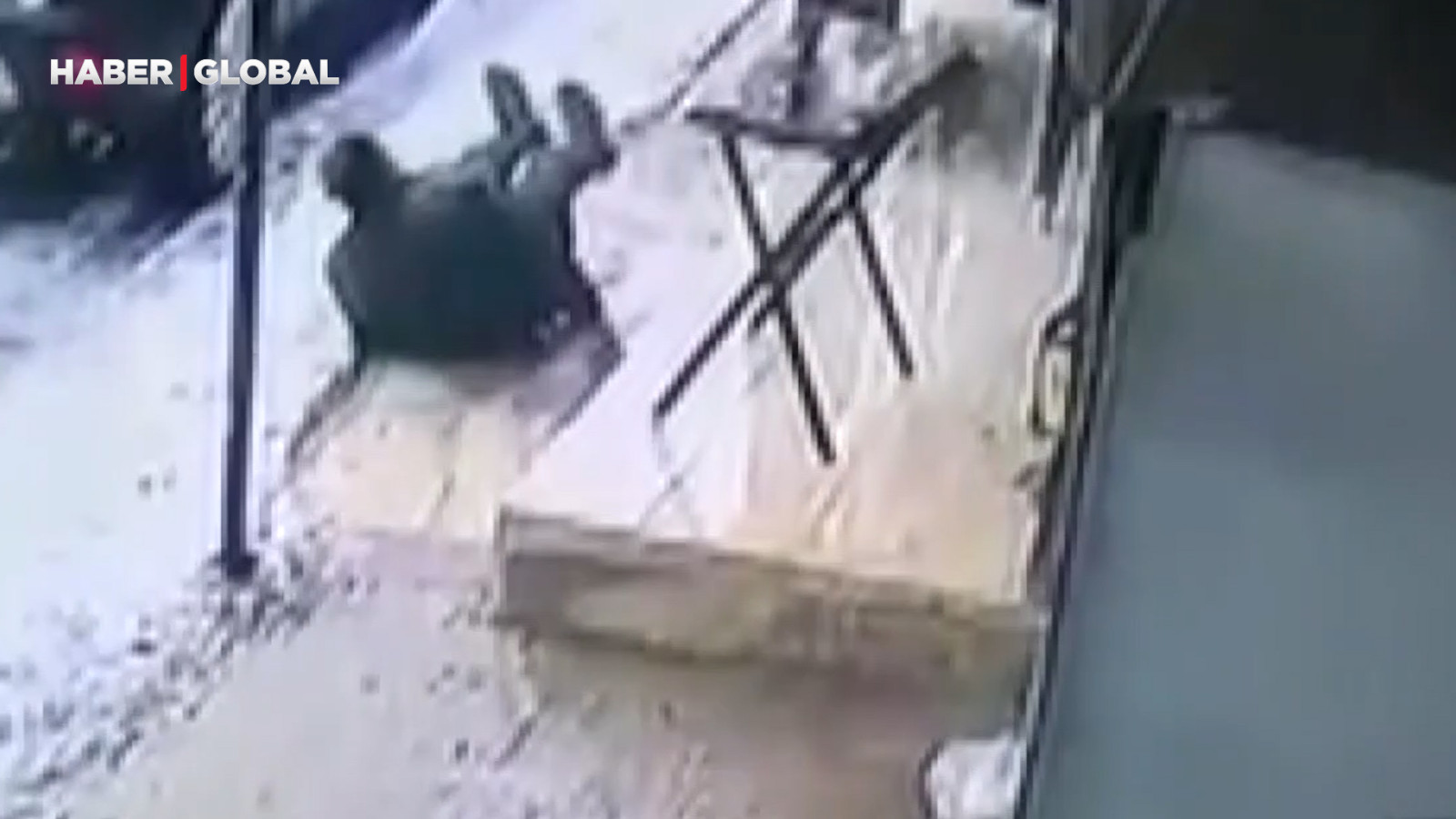 Kar yağışından dolayı kayganlaşan zemine ayağını atan yerle bir oldu, geriye bu anlar kaldı