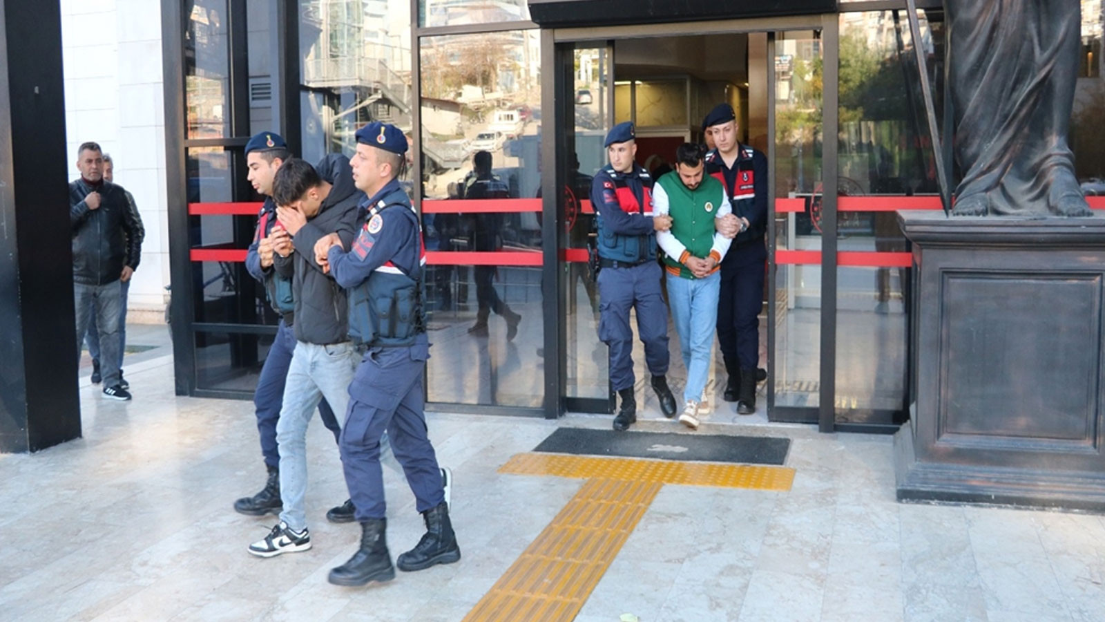 Kontrol noktasında polisin üzerine motosiklet sürdüler: 2 kişi tutuklandı