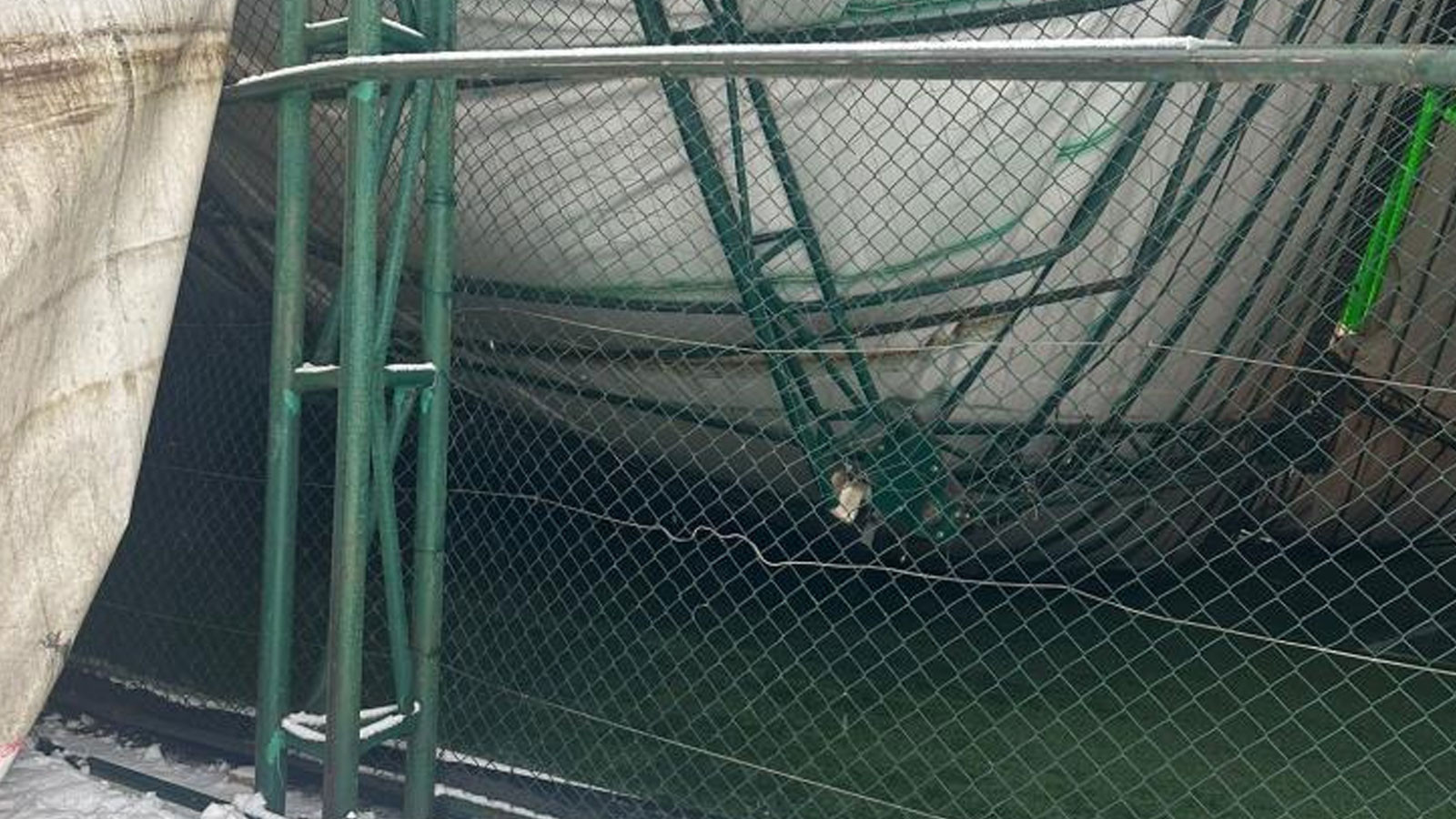 Mardin'nde yoğun kar nedeniyle kapalı halı sahanın çatısı çöktü