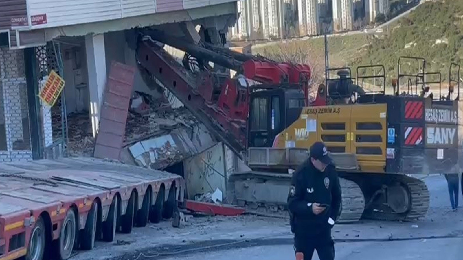 Başakşehir'de yokuştan kayan tır binaya girdi!