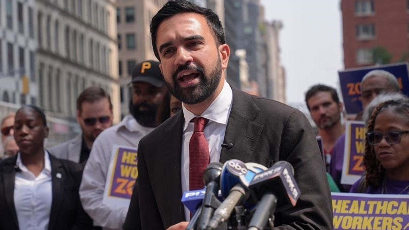 Zohran Mamdani, New York'daki görevine Kuran-ı Kerim üzerine yemin ederek başladı