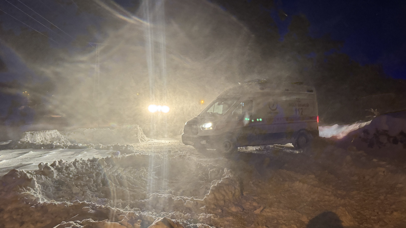 Ağrı'da kapanan köy yolundaki hastayı paletli ambulans taşıdı 