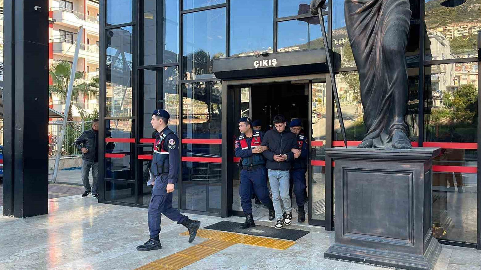 Bakan Yerlikaya duyurdu: Polislerimizin üzerine motosiklet süren şahıslar tutuklandı