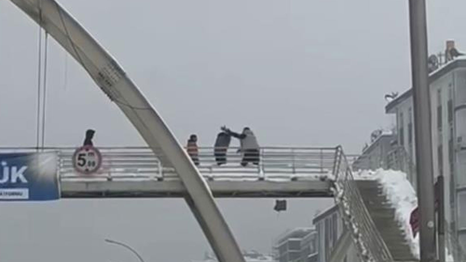 Diyarbakır'da akılalmaz olay: Bir şahıs çocukları öldüresiye dövdü