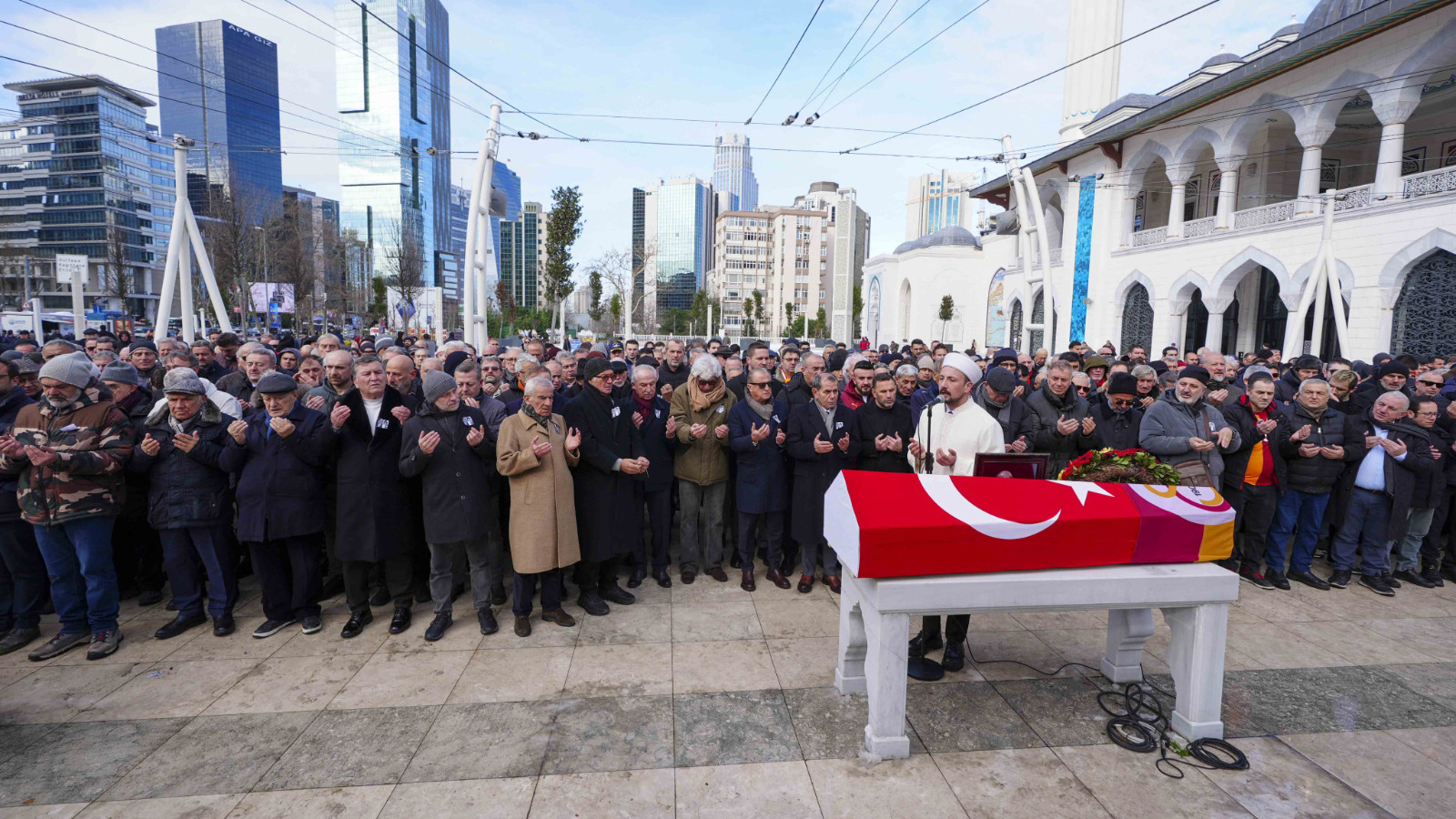 Galatasaraylı eski milli futbolcusu Gökmen Özdenak, son yolculuğuna uğurlandı
