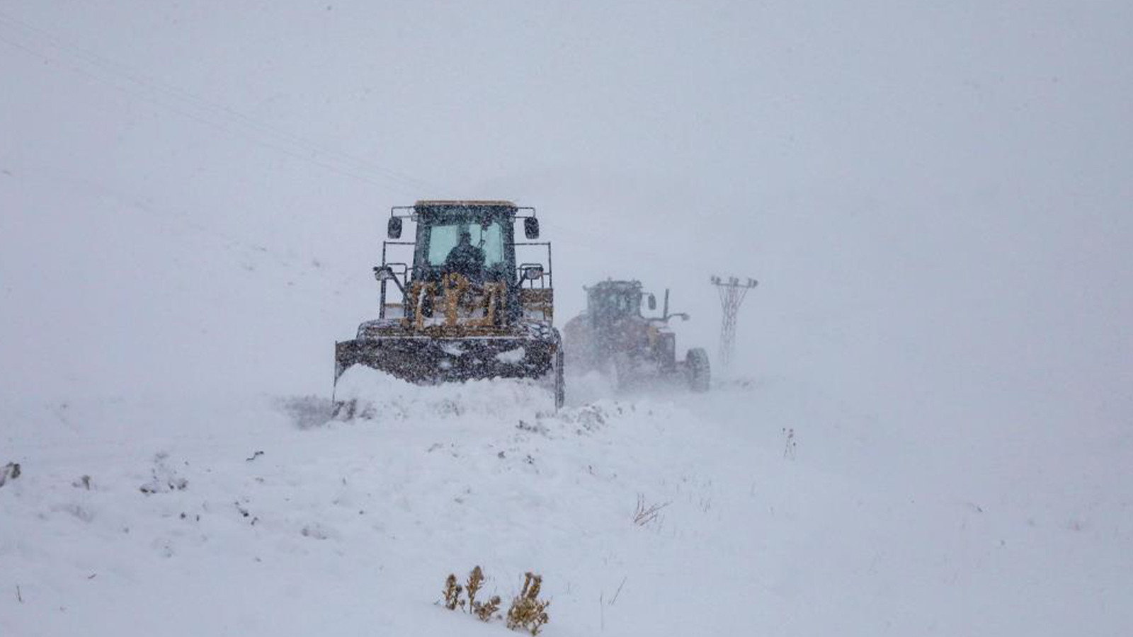 Kar esareti; çok sayıda yerleşimin yolu kapandı