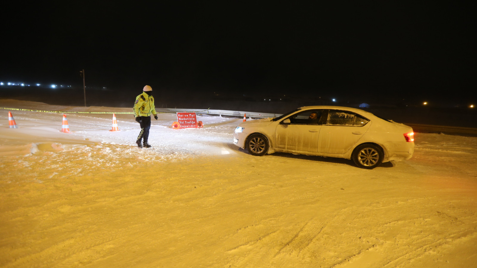 Kars'ta tipi nedeniyle bazı yollar trafiğe kapatıldı