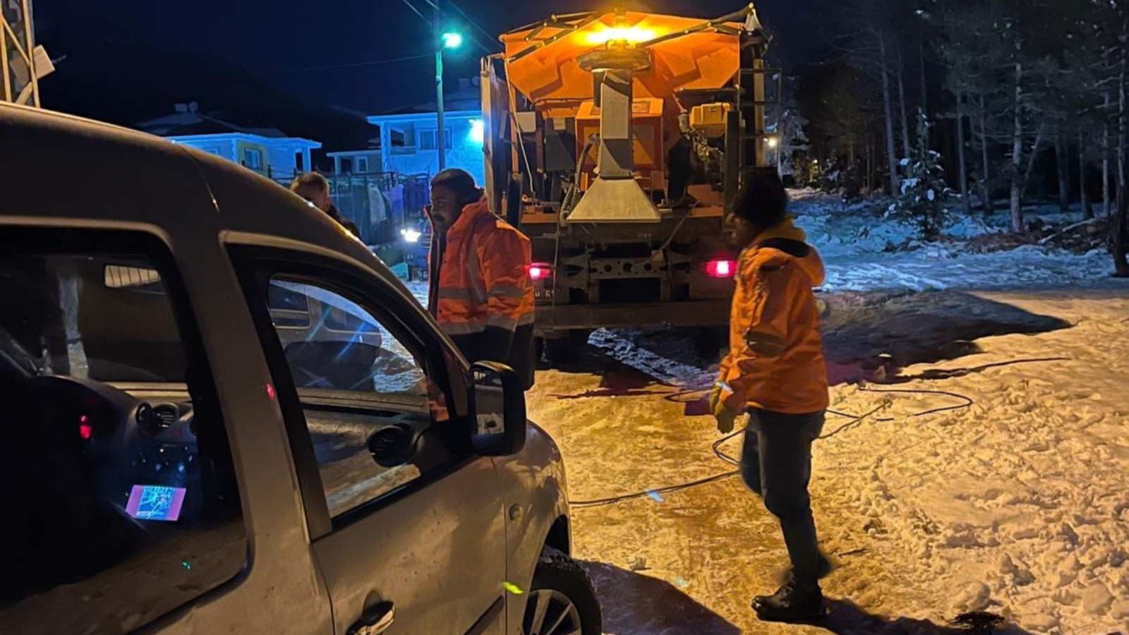 Mersin'de kara saplanan araç kurtarıldı