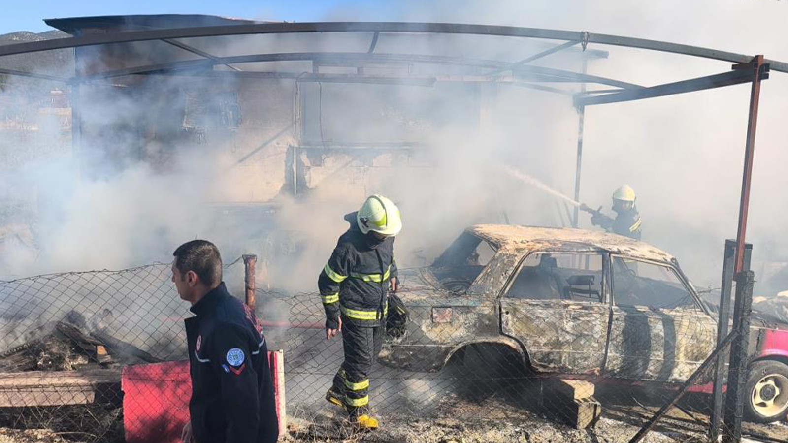 Muğla’da çıkan yangında ev ve otomobil küle döndü