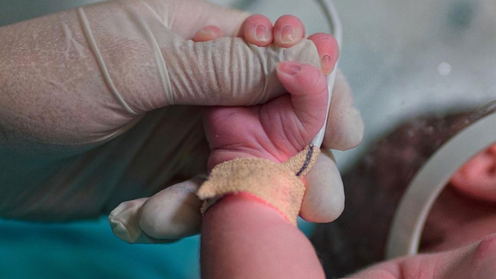 Ne oluyor bu insanlara? Dondurucu soğukta otobüs durağına 1 aylık bebeği bıraktılar