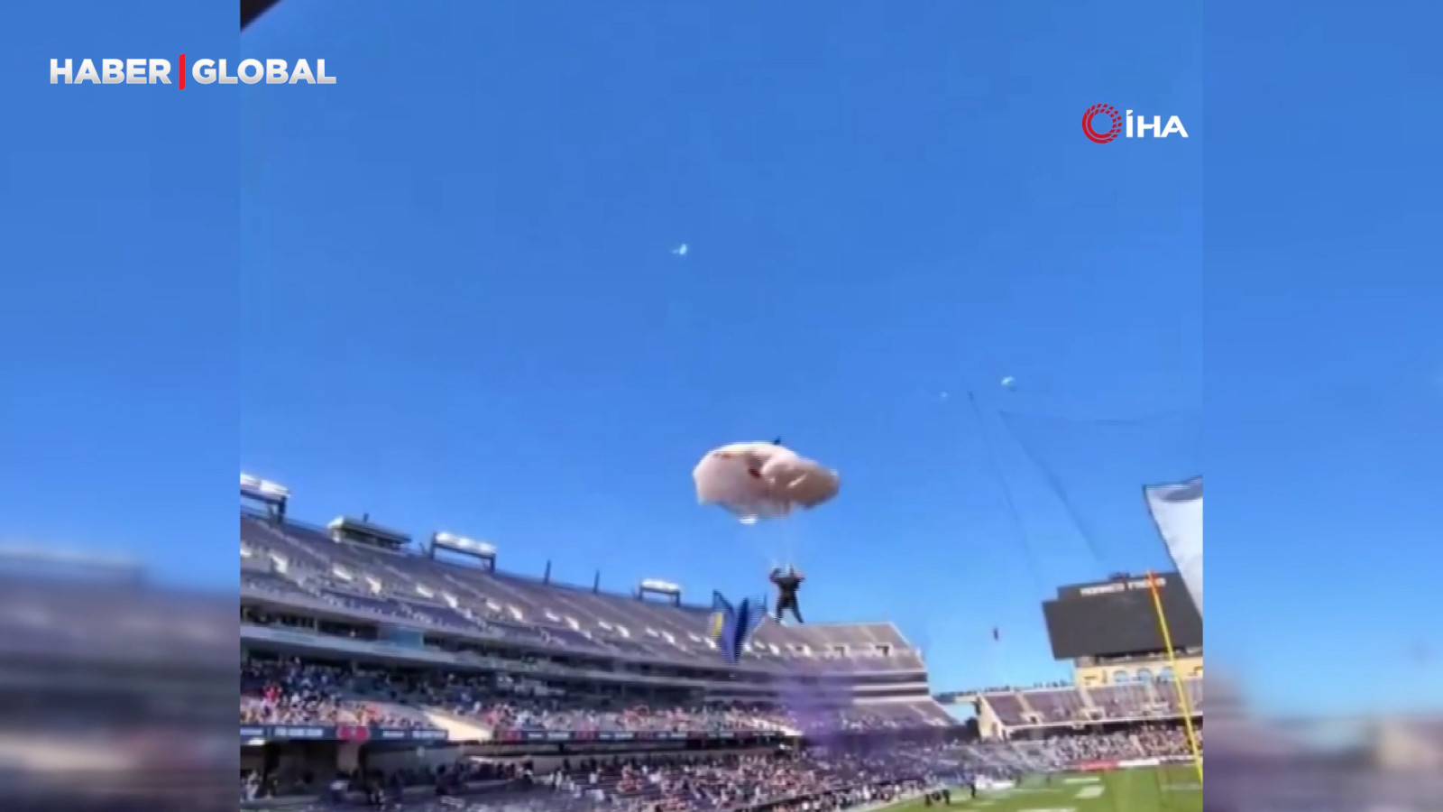 ABD'de bir paraşütçünün tribüne çakıldığı korku dolu anlar kamerada