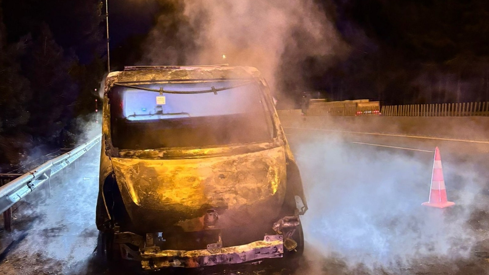 Adana'da seyir halindeki çekici yandı