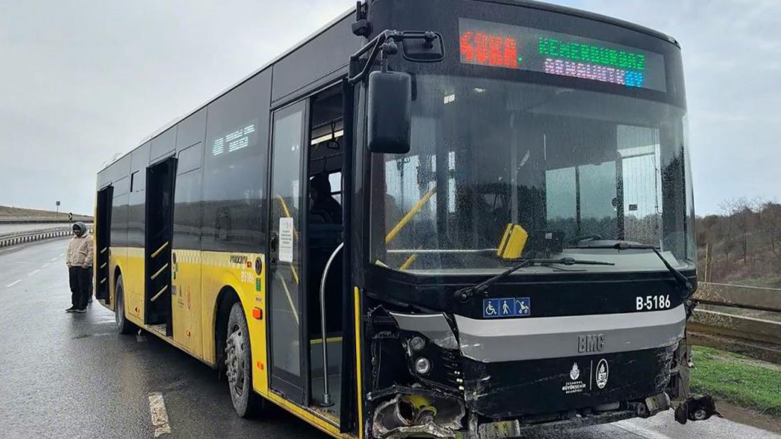 Arnavutköy'de İETT otobüsü bariyere çarptı