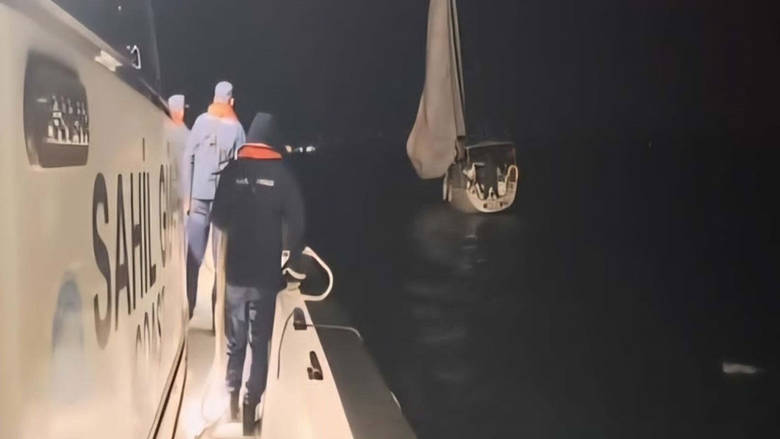 Çanakkale Boğazı'nda sürüklenen tekne kurtarıldı