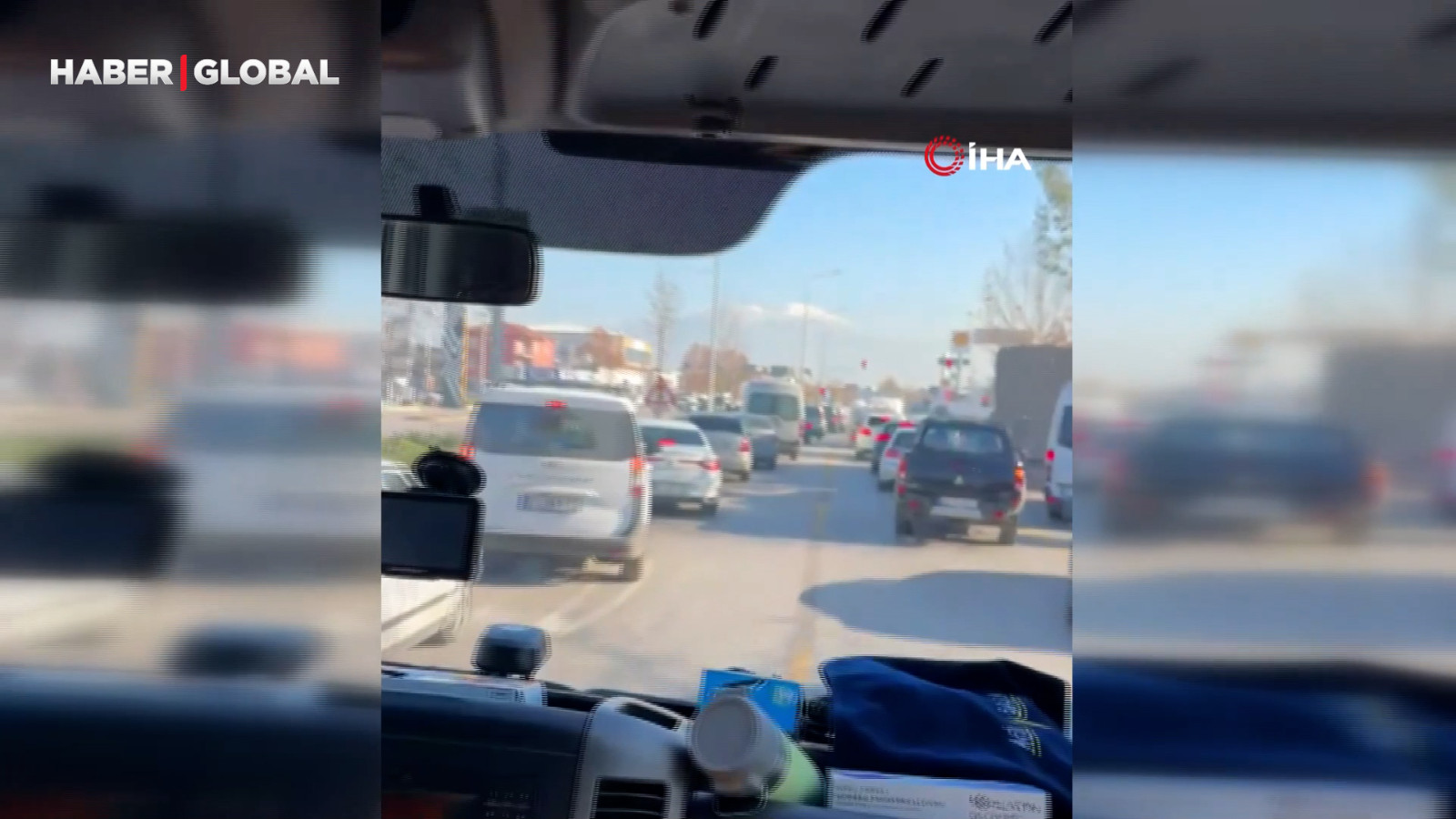 Denizli'de duyarlı sürücülerin fermuar sistemi ile yol verdiği anlar kamerada