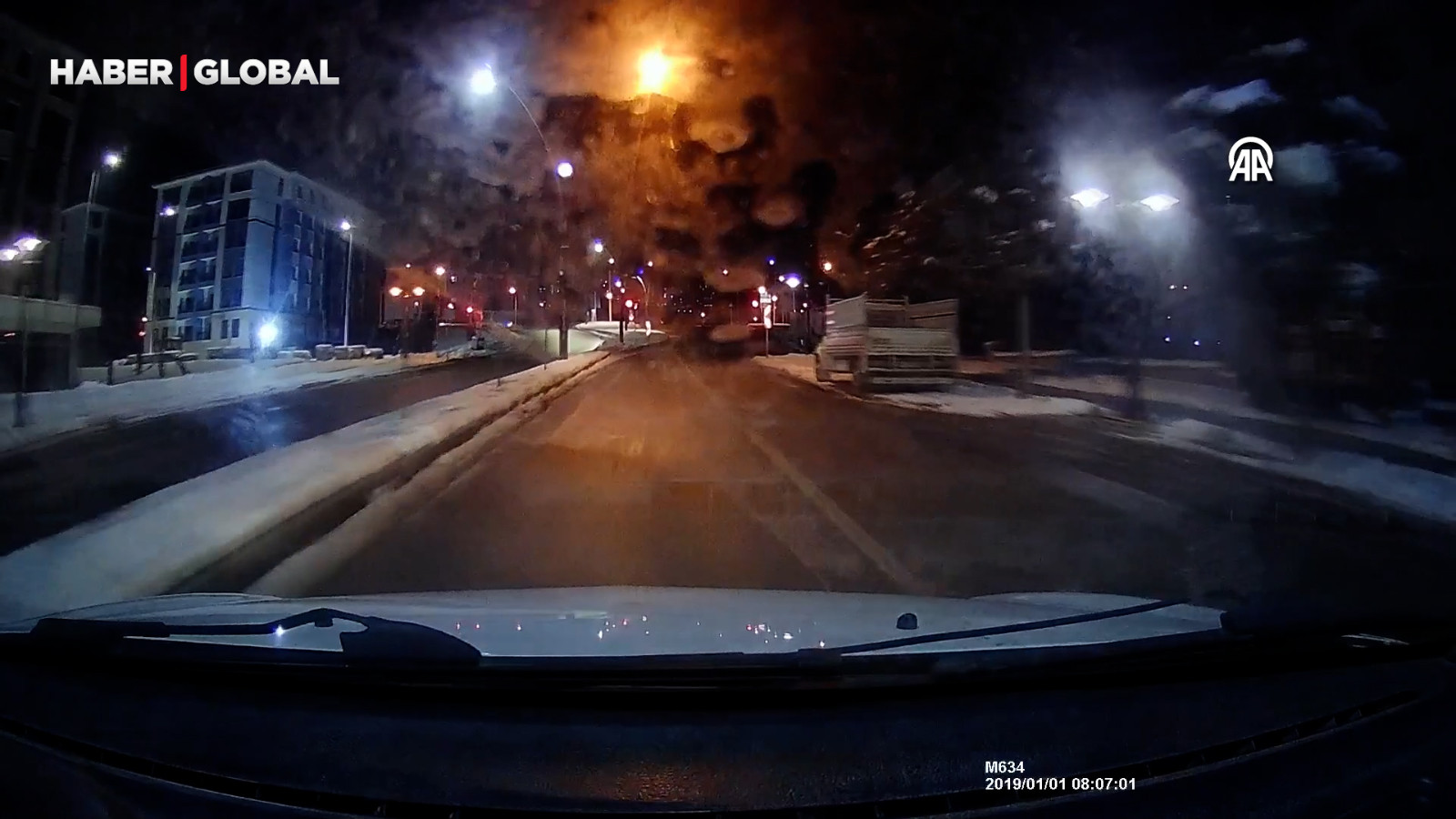 Gökyüzünde süzülen parlak ışık Malatya'da bir aracın kamerasına yansıdı