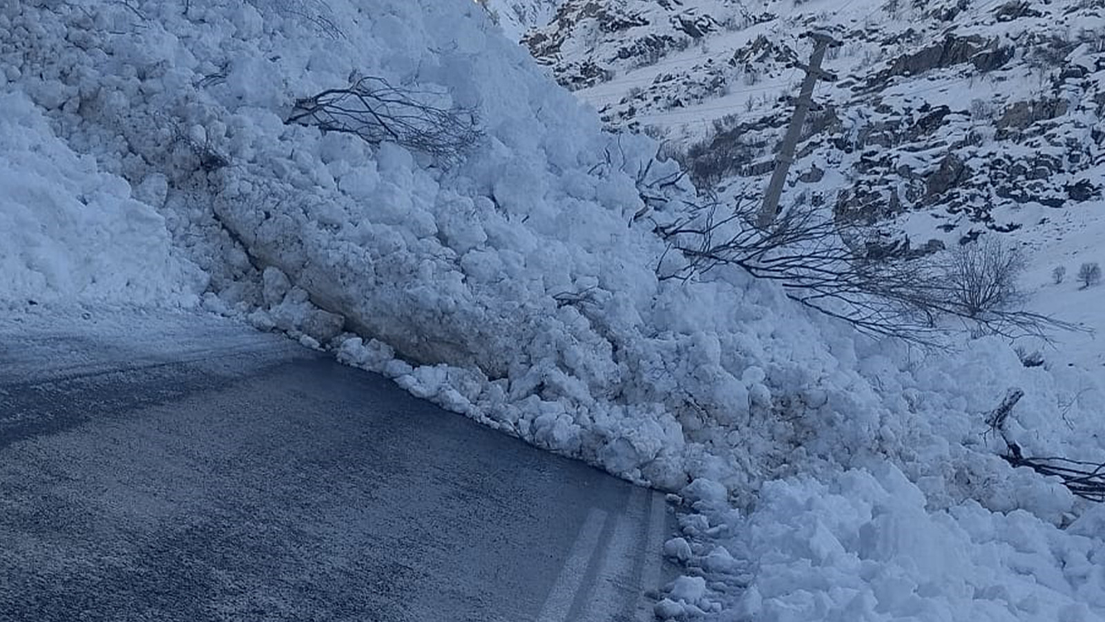 Hakkari-Çukurca kara yoluna çığ düştü