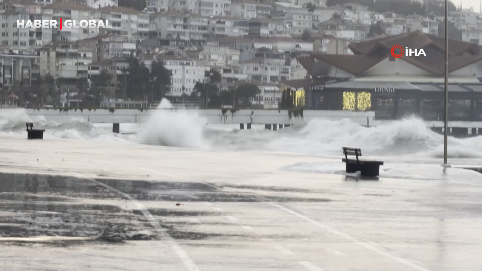 İstanbul'da etkili olan lodos zor anlar yaşatıyor