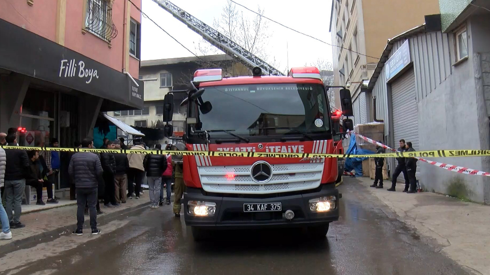 İstanbul'da plastik malzeme üretilen iş yerinde yangın