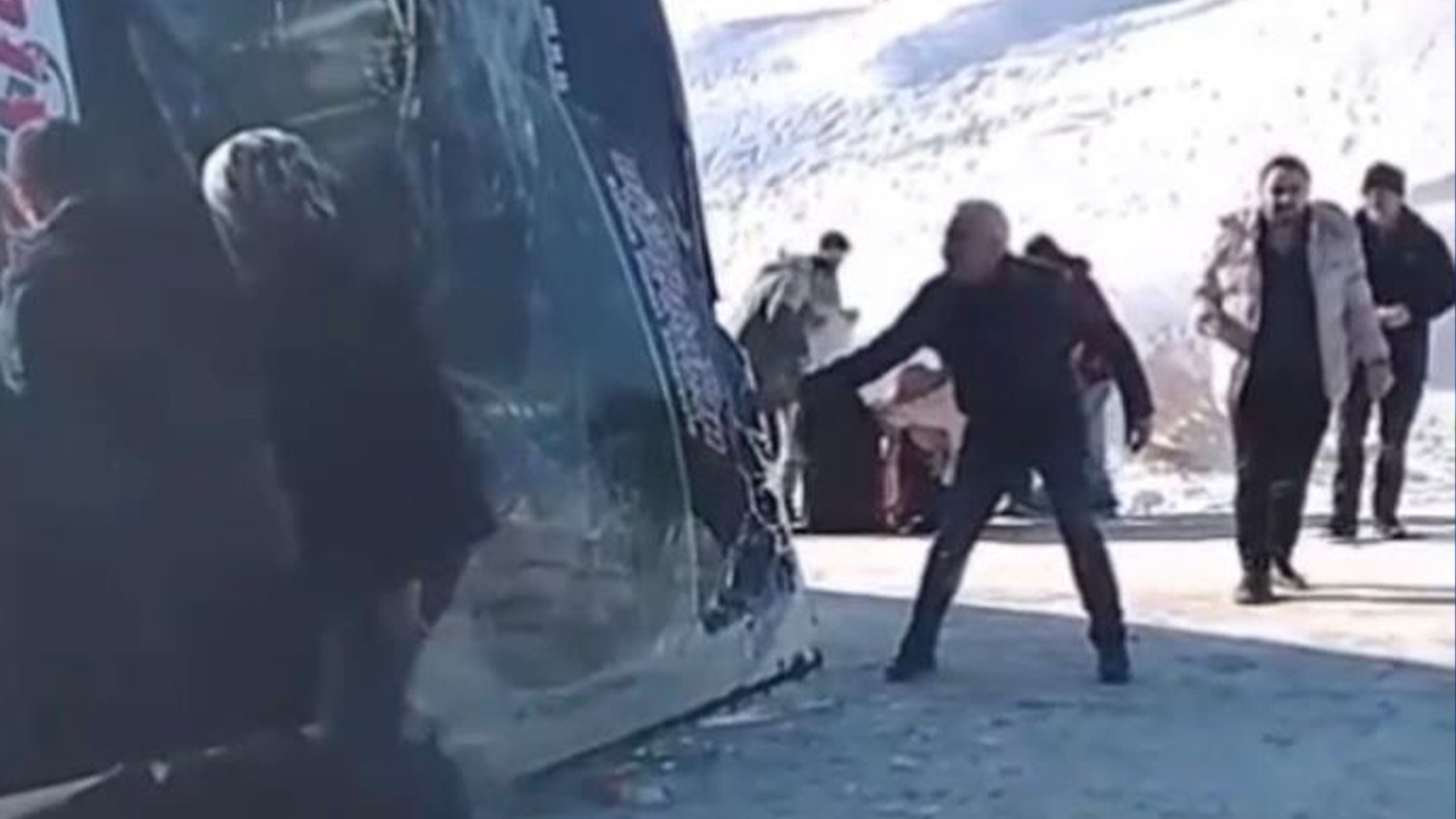 Kars'ta yolcu otobüsü devrildi: Çok sayıda yaralı var