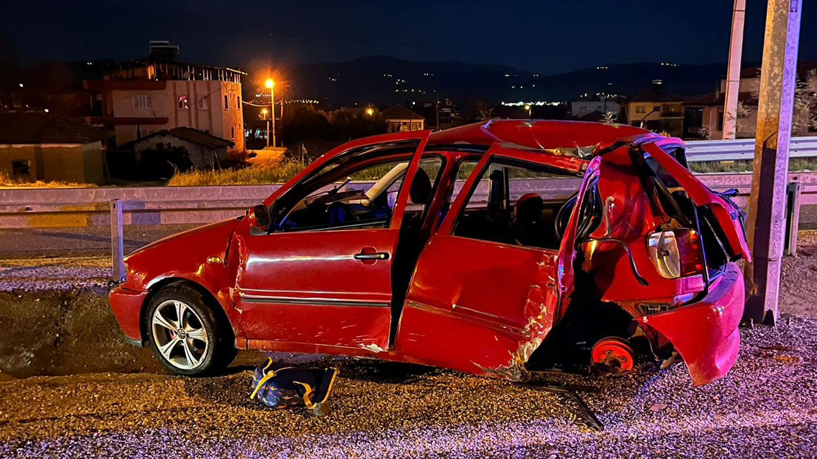 Manisa'daki kazada sürücü ağır yaralandı, eşi ve oğlu öldü