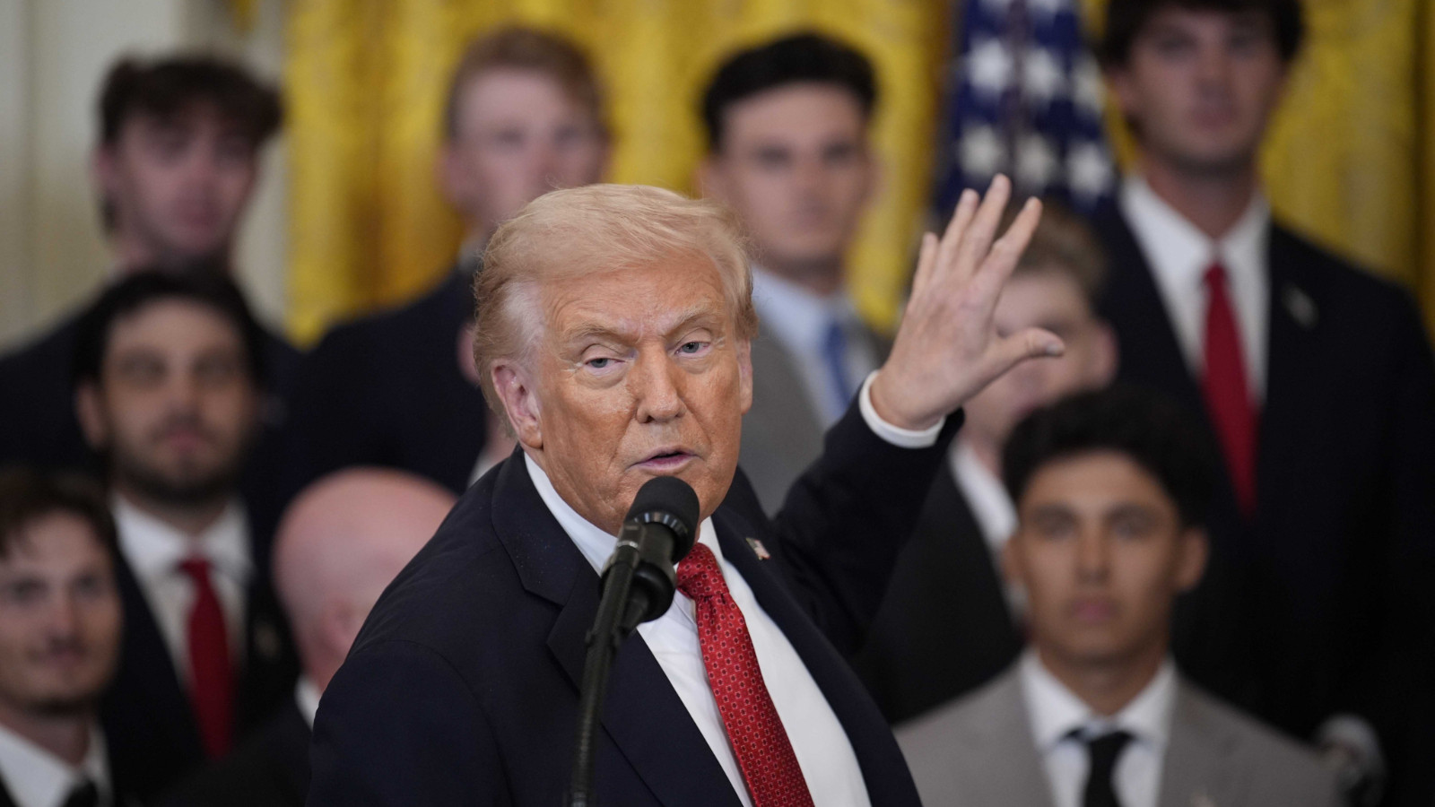 Trump: Bir helikopterimiz vuruldu, birkaç kişi yaralandı