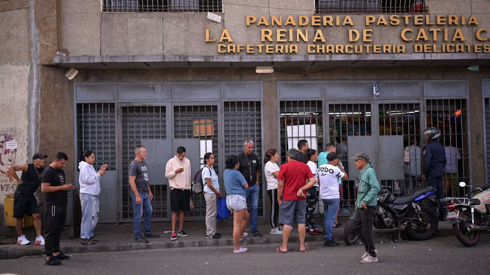 Venezuelalılar şokta: "Gerçekten yakalandığına inanmak için turuncu tulumla görmeliyiz"