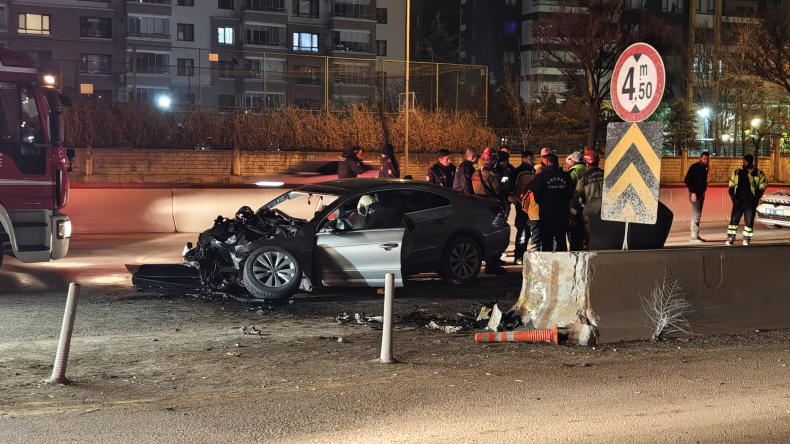 Ankara'da feci kaza! Önce bariyere ardından minibüse çarptı: Ölü ve yaralılar var