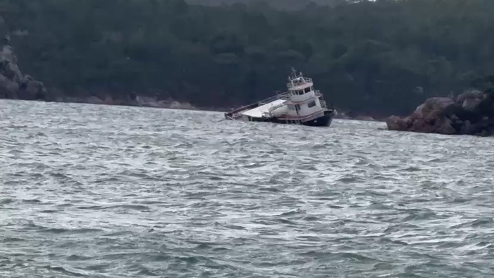 Balıkesir'de fırtına etkili oldu: 25 metrelik feribot sürüklenerek karaya oturdu