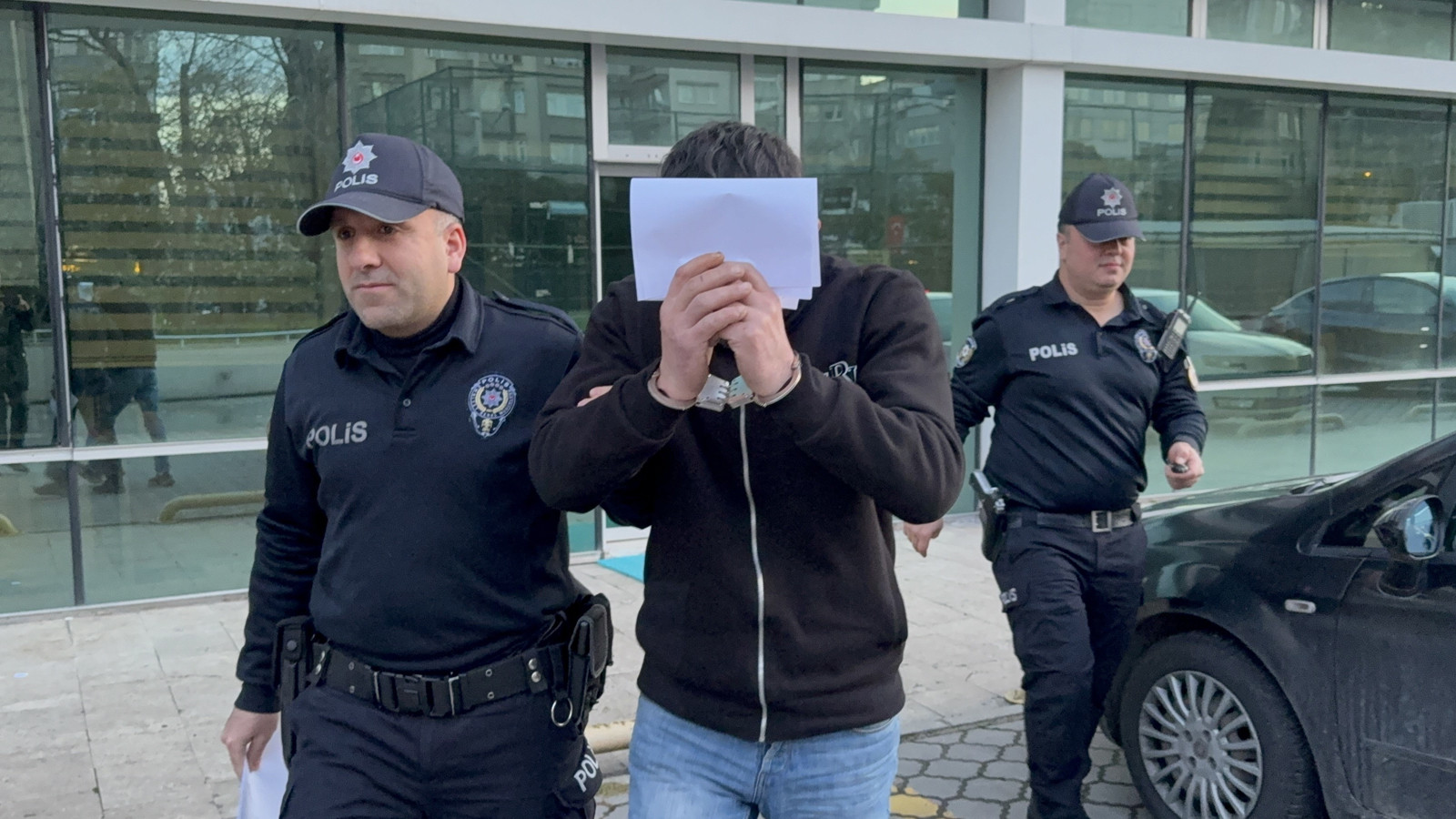 Eşi terk edince, kayınpederinin evini ateşe verdi