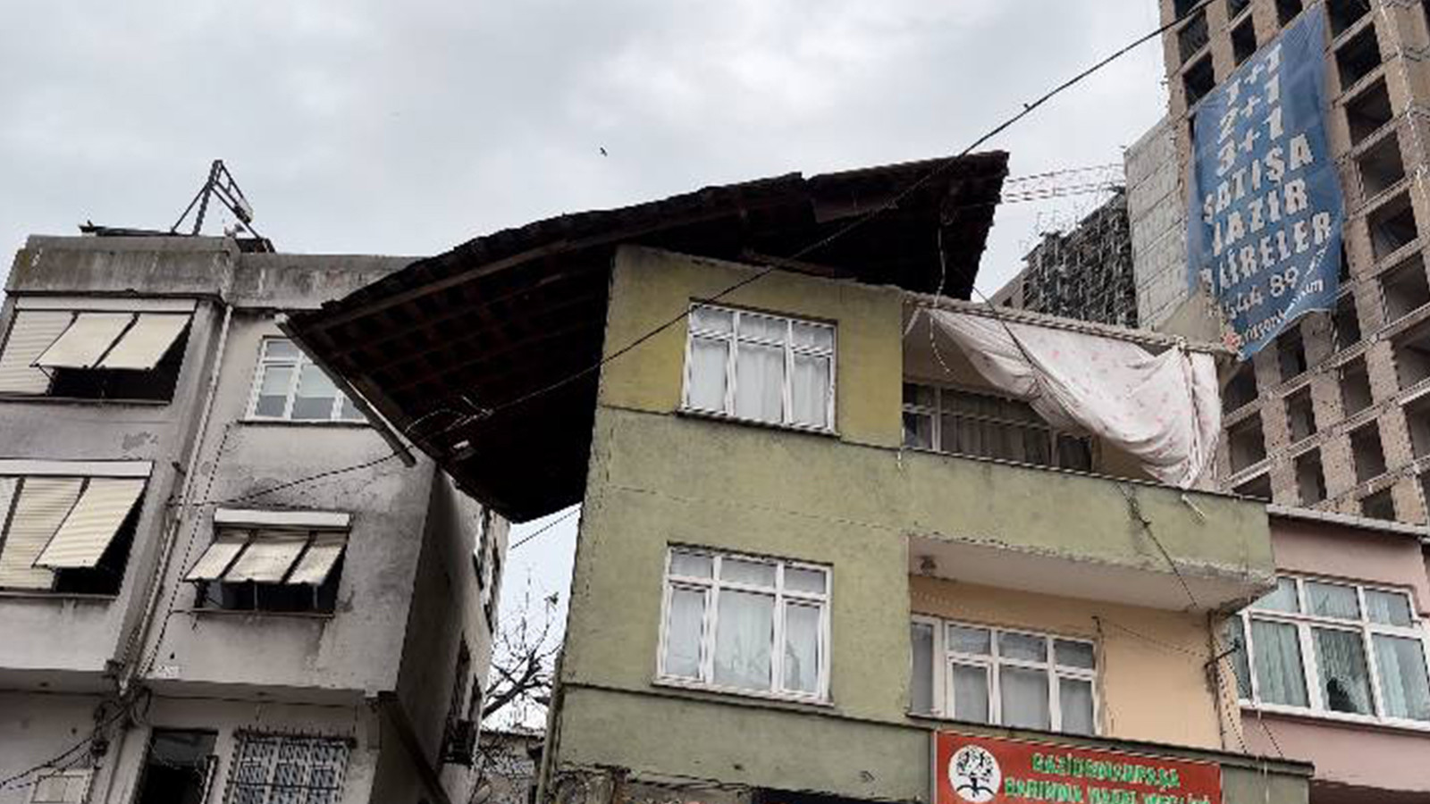 Gaziosmanpaşa'da binanın çatısı uçtu