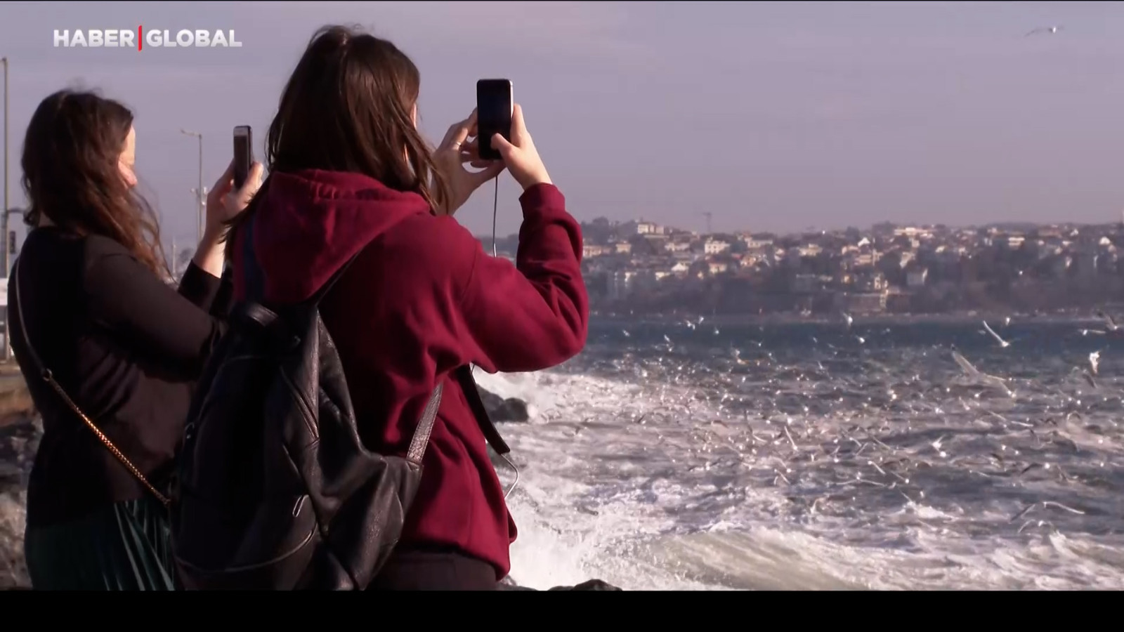 İstanbul'da lodos etkili oluyor: Sahil kesiminde dev dalgalar
