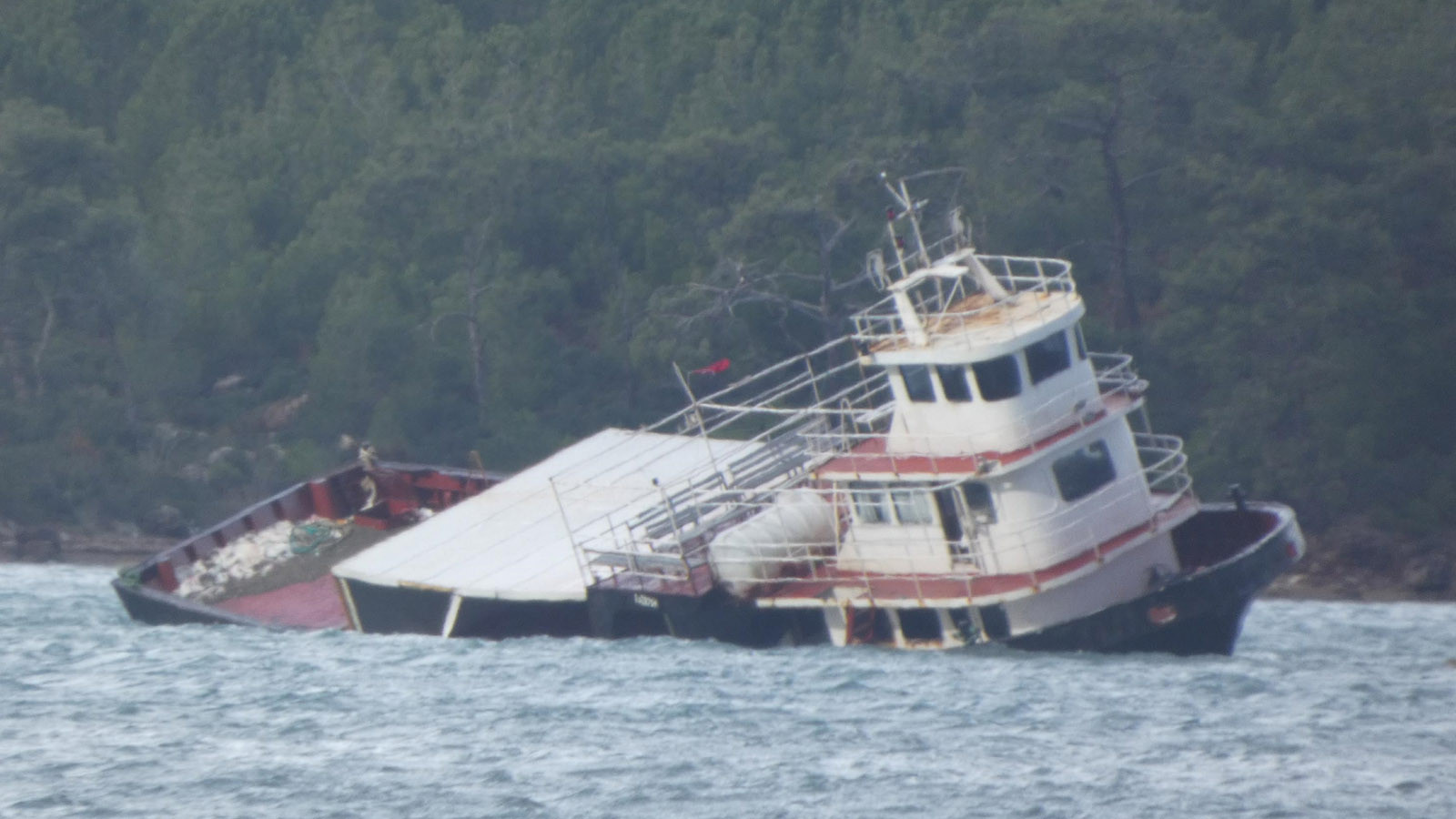 Kuvvetli lodosun sürüklediği feribot karaya oturup yan yattı